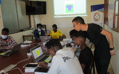 Des jeunes migrants suivent un atelier pour se familiariser avec l'utilisation d'outils numériques | © Terre des hommes