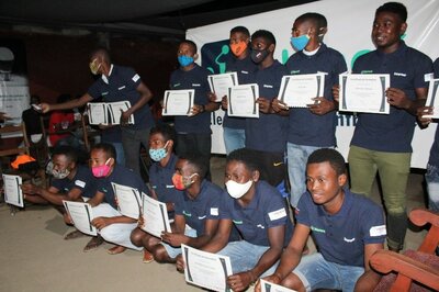 Les jeunes nano-entrepreneurs recevant leurs certificats | © Helvetas