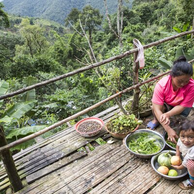 Mother with daughter preparing food | © Patrick Rohr  Mother with daughter preparing food | © Patrick Rohr