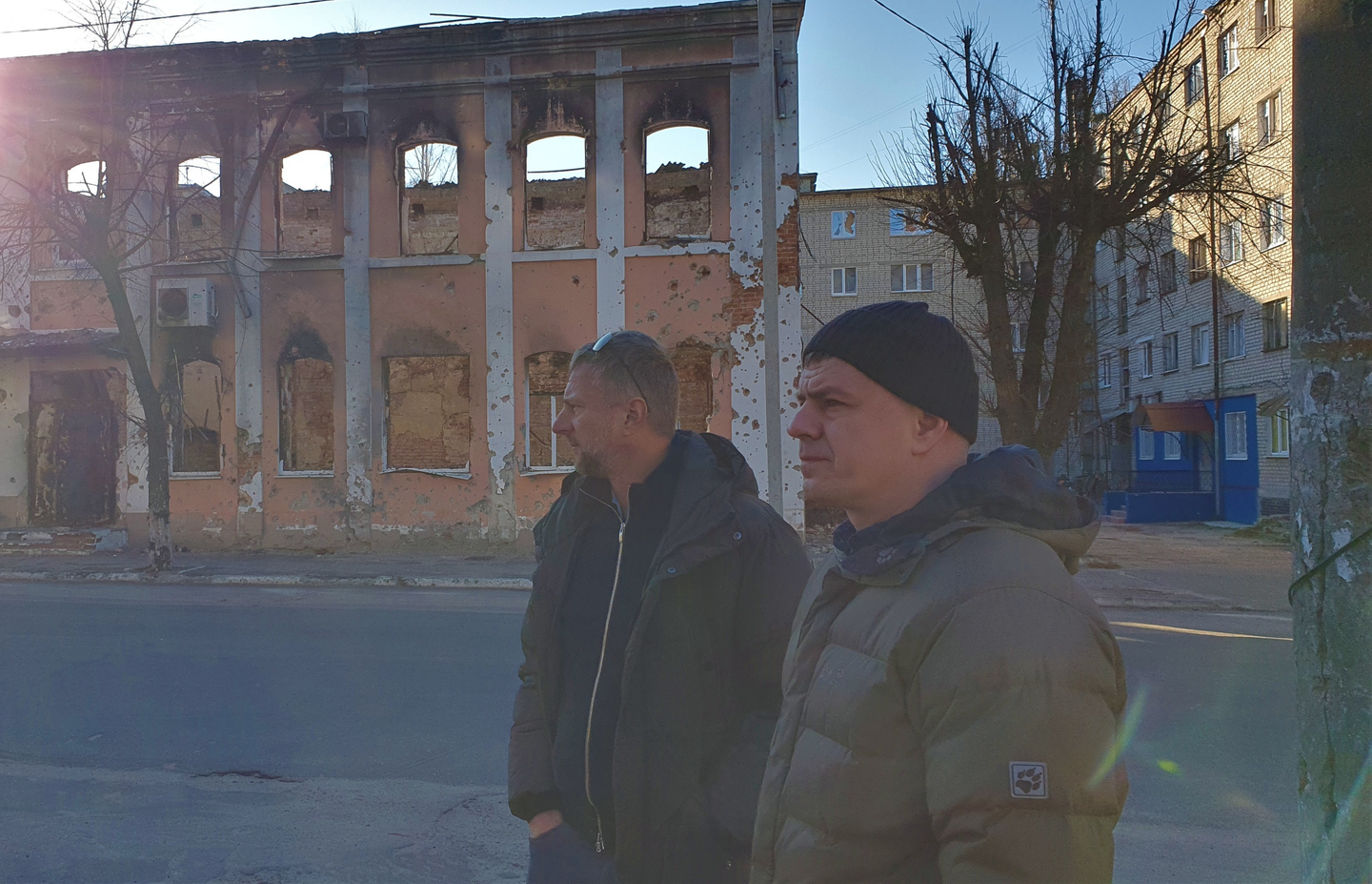 Petr Base, Helvetas' Ukraine Country Coordinator (left), and Andrii Kavun, DESPRO's Project Manager, assess damaged residential buildings in the center of Izyum, Kharkiv oblast, east Ukraine. | © Helvetas