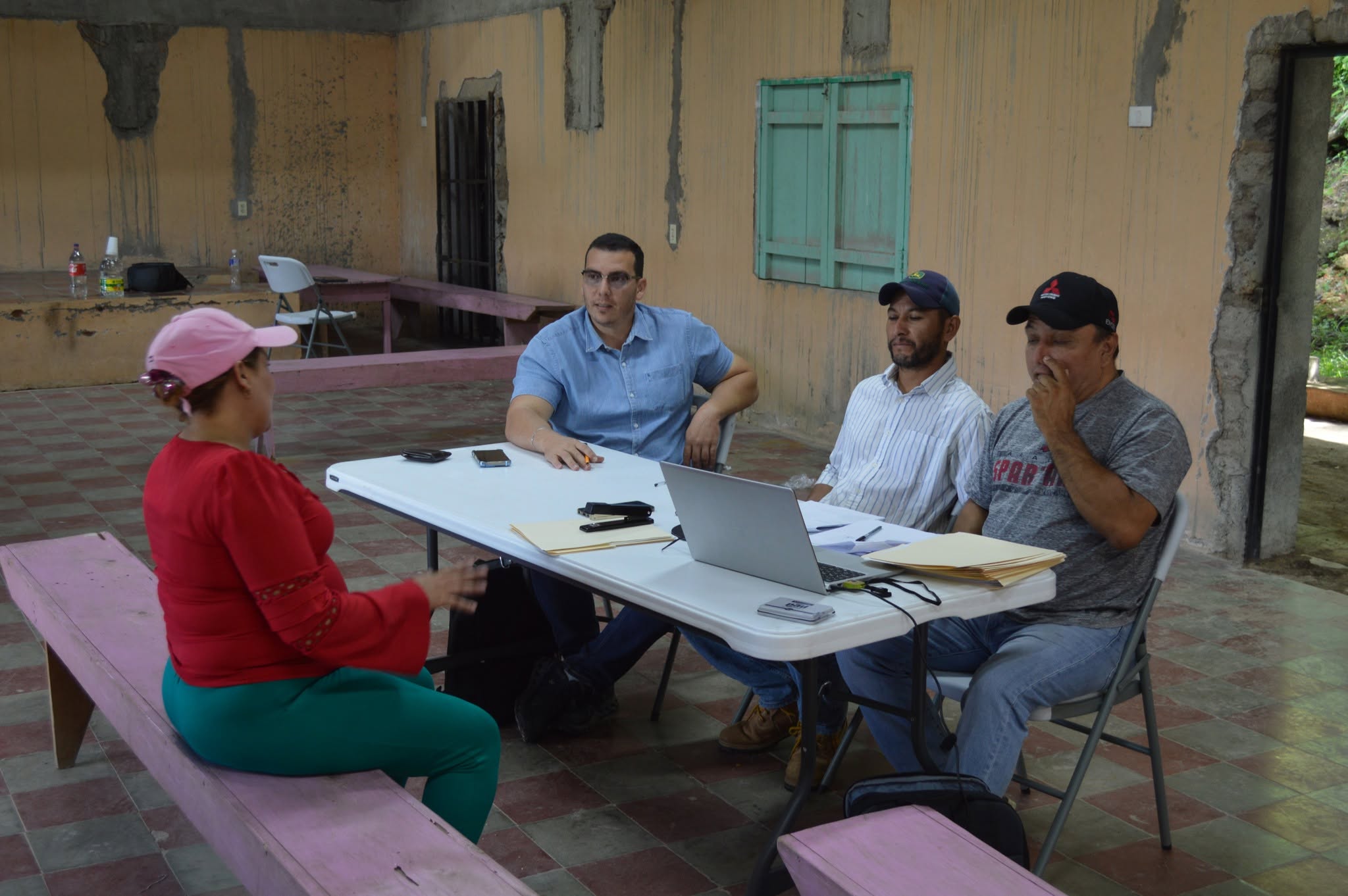 Reunión de trabajo comunitario en el territorio