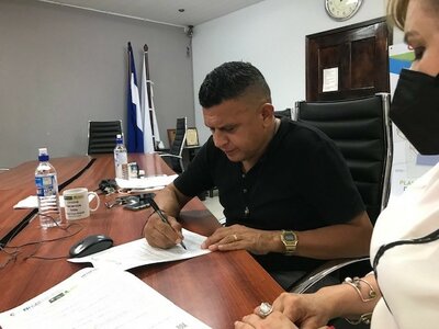 Firma del convenio de colaboración por el alcalde de Santa Rosa de Copán. | © Helvetas
