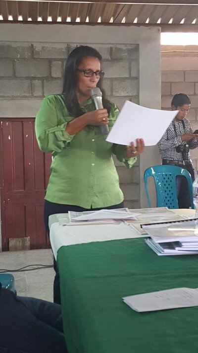 Marlenia Acosta, coordinadora de Áreas Protegidas y Vida Silvestre del ICF haciendo lectura de los certificados oficiales. | © Helvetas