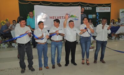 Corte de cinta como acto simbólico de lanzamiento del proyecto, por los alcaldes de las municipales. | © Helvetas