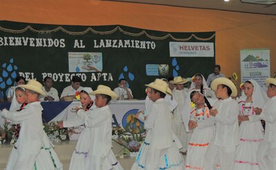 Cuadro de danza del Centro Básico de la comunidad de El Derrumbo, Santa Rosa de Copán. | © Helvetas