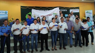 Acto simbólico de corte de cinta del lanzamiento, por los alcaldes de las municipales y representantes de las juntas administradoras de agua de la microcuenca Cocoyagua. | © Helvetas