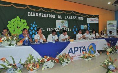 Mesa principal durante el lanzamiento APTA. | © Helvetas