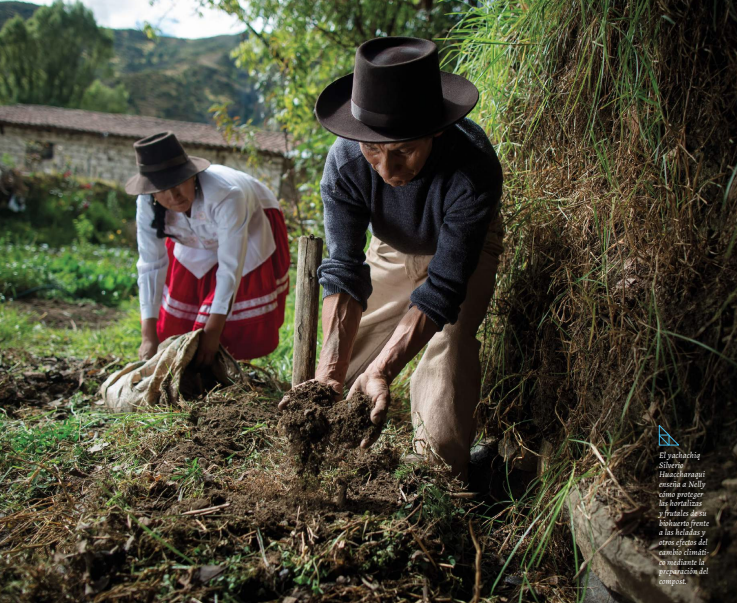 El Yachachiq Silverio Huaccharaqui enseña a Nelly cómo proteger las hortalizas y frutales de su biohuerto frente a las heladas y otros efectos del cambio climático  | © MIDIS, COSUDE, HELVETAS / Enrique Castro Mendivil 