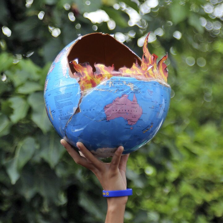 A girl holds a globe as she participates in a protest in Mumbai, India, Friday, Sept. 27, 2019. Protestors gathered in response to a day of worldwide demonstrations calling for action to guard against climate change.  | © AP Photo/Rafiq Maqbool A girl holds a globe as she participates in a protest in Mumbai, India, Friday, Sept. 27, 2019. Protestors gathered in response to a day of worldwide demonstrations calling for action to guard against climate change.  | © AP Photo/Rafiq Maqbool