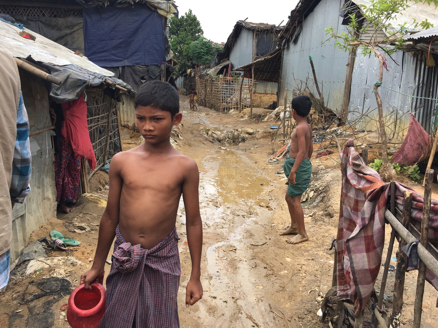 Bambini che vanno a prendere l’acqua nel campo Kutapalong. | © Barbara Dietrich / Helvetas