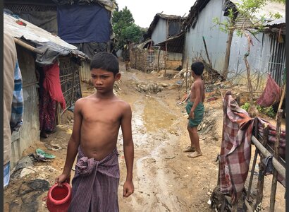 Kinder holen Wasser im Camp in Cox’s Bazar. | © Barbara Dietrich / Helvetas