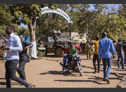 Caption : Burkina Faso: mutinous soldiers guard the entrance of the national television station in Ouagadougou, Monday Jan. 24, 2022. | © Keystone/AP/ SOPHIE GARCIA 