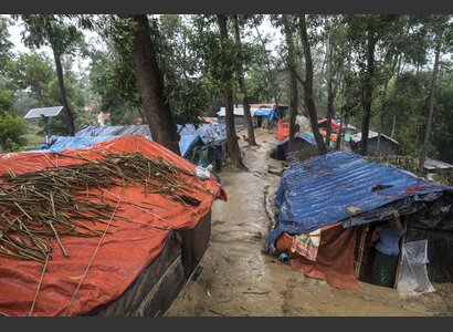 Helvetas unterstützt Flüchtlinge, deren Hütten durch den Monsun zerstört wurden. | © Helvetas / Patrick Rohr