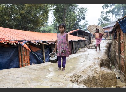 Una bambina Rohingya andata a cercare dell’acqua sotto la pioggia. | © Helvetas / Patrick Rohr