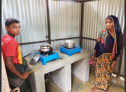 In den Rohingya-Flüchtlingscamps in Bangladesch unterstützt Helvetas den Bau spezieller Latrinen, aus denen Biogas gewonnen wird, mit dem die Flüchtlinge kochen und sich gesünder ernähren können. | © Helvetas / Alexa Mekonen