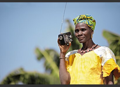 Why is Maïmouna Tangara from Mali listening to the radio? | © Helvetas / fairepicture / Fatoumata Tioye Coulibaly 