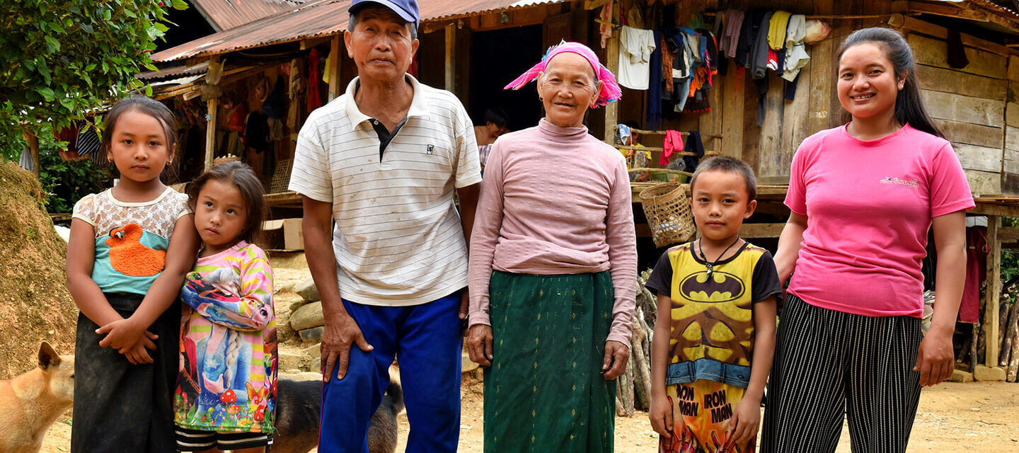 Herr Thongchanh (27) erntet Kardamom auf einem Feld im Bezirk Phongsaly, Laos | © Ye Vue