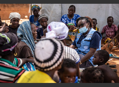 Aminata Pitroipa, Head of OCHA’s sub-office in Kaya, listens to the experiences and challenges of displaced women in Kaya, Burkina Faso. | © OCHA / Olympia de Maismont