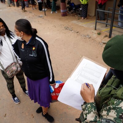 Bild Soldat mit Liste | © Keystone/EFE/Nathalia Aguilar