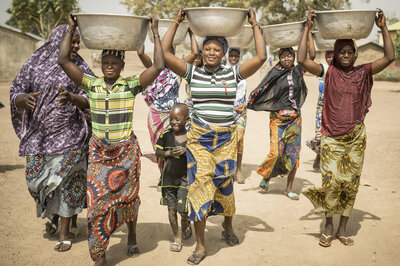 En route pour le robinet d’eau. Voilà deux ans que les femmes de Toumarou ne doivent plus aller chercher l’eau à la rivière | © Simon B. Opladen