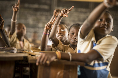 Des enfants à l'école de leur village au Bénin.  | © Simon B. Opladen