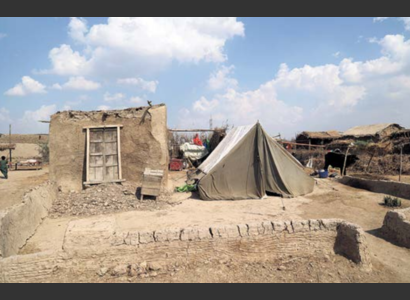 Maisons faites d'argile, cimentées avec de la boue ne résistent pas aux inondations. | © Le Temps